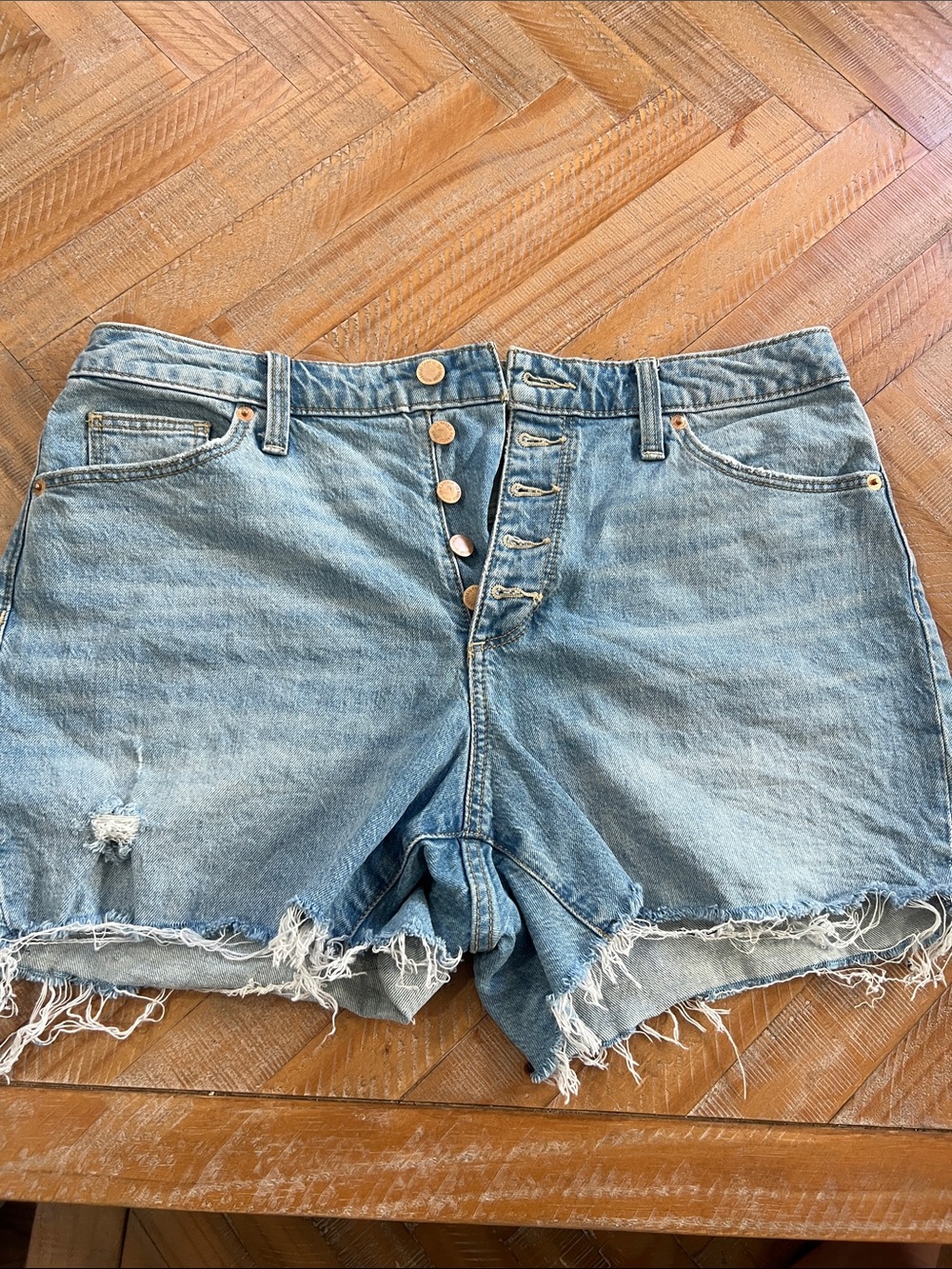 Universal thread Light Wash Frayed Hem Denim Shorts - Blue